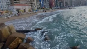 نوة الفيضة الصغرى تضرب الإسكندرية: رياح بسرعة 60 كم/س وأمواج تصل 3 أمتار وأمطار مستمرة 5 أيام